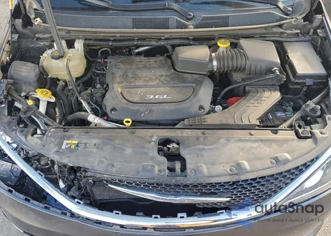 2017 Chrysler Pacifica Touring L Plus z USA, uszkodzony, nr VIN 2C4RC1EG8HR599726